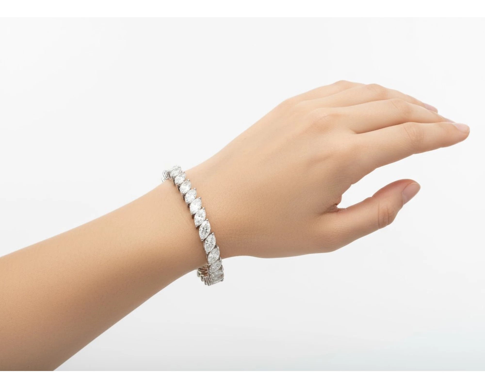 14k Gold Diamond Tennis Bracelet with Marquise-Cut Design 13.35ct – view 2
