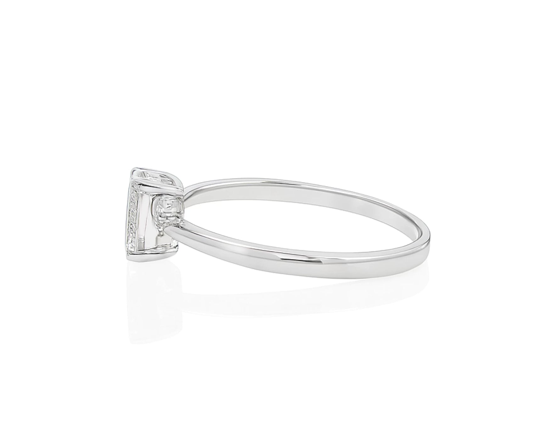 14k Gold Diamond Solitaire Ring with Oval-Cut Center Stone 0.60ct – lifestyle 1721
