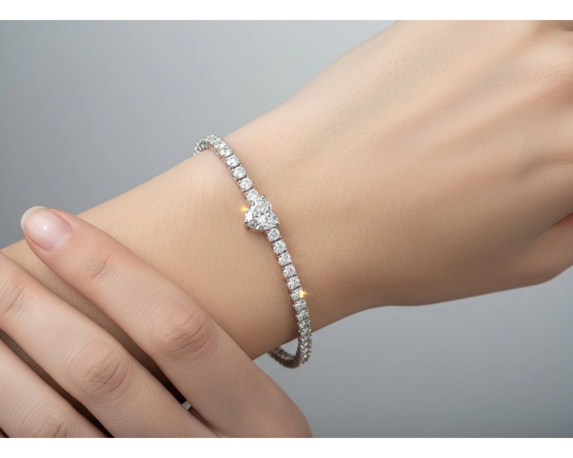 14k Gold Lab-Grown Diamond Tennis Bracelet with Heart-Shaped Center & Round-Cut Design 6.87ct – view 2