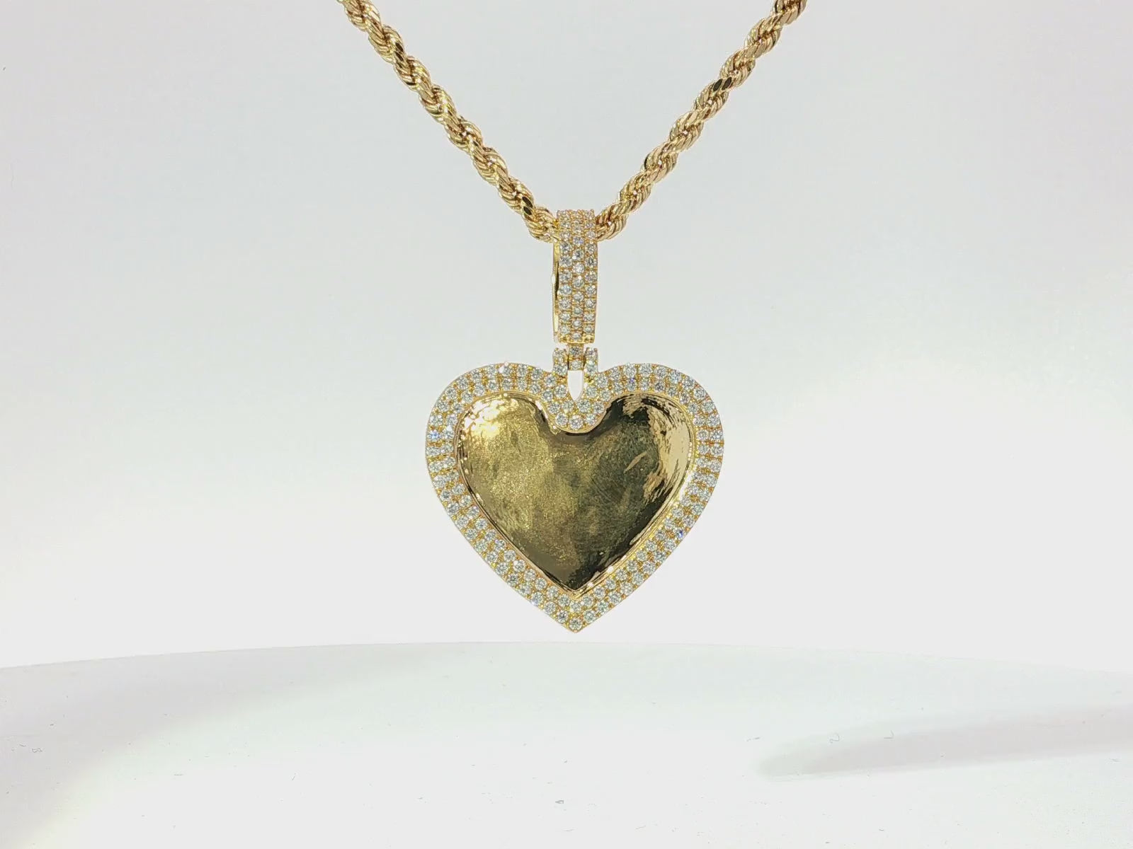 10k Heart Memory Charm Pendant with Round-Cut Halo Design 0.77ct