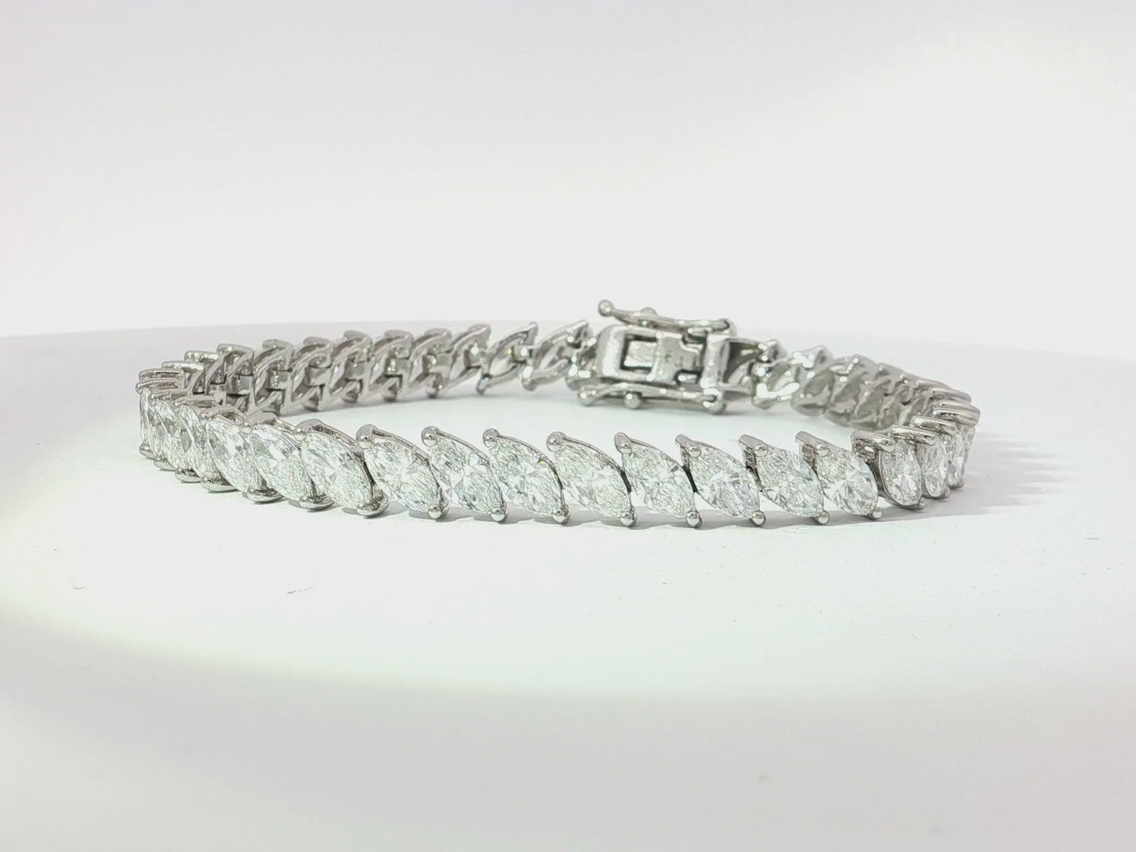 14k Gold Diamond Tennis Bracelet with Marquise-Cut Design 13.35ct