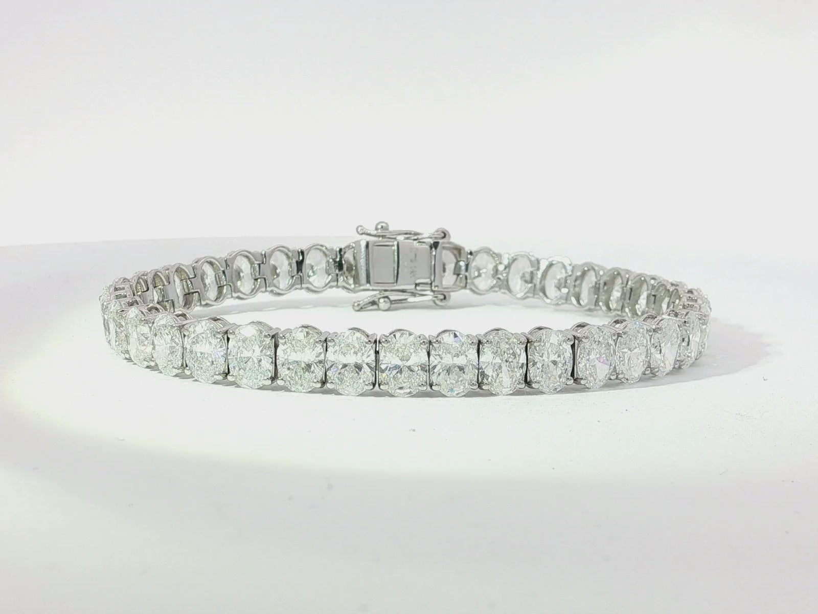 14k Gold Diamond Tennis Bracelet with Oval-Cut Design 17.83ct